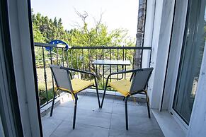 Forest View Apartment 1 by Rentalspro