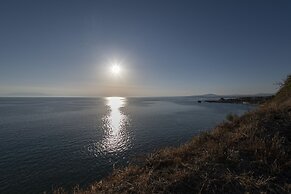 Tania's Seafront Villa by Rentalspro