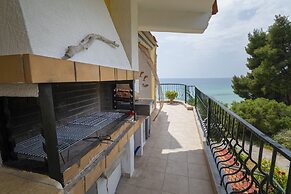 Poseidon Seafront Apartment by Rentalspro