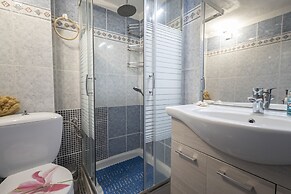 Poseidon Seafront Apartment by Rentalspro