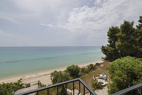 Poseidon Seafront Apartment by Rentalspro