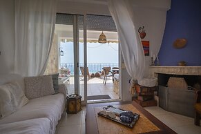 Poseidon Seafront Apartment by Rentalspro