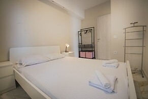 Eleni Seafront Apartment by Rentalspro
