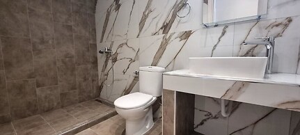 Eleni Seafront Apartment by Rentalspro