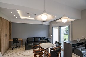 Eleni Seafront Apartment by Rentalspro