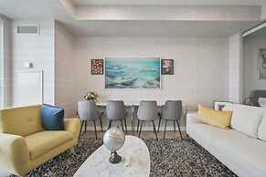 Upscale Condo in Downtown Toronto