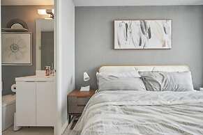 Upscale Condo in Downtown Toronto