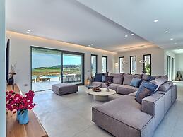 Luxury Villa Serenely