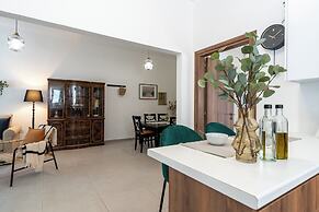 Arty Haven Spacious 3BR House in Larnaca