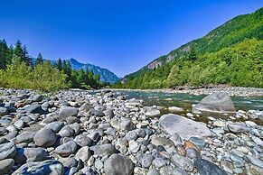 Three Enchanting Riverfront Cabins: Hot Tub Access
