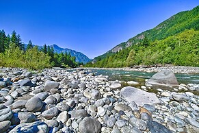 Three Enchanting Riverfront Cabins: Hot Tub Access