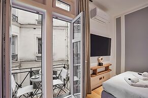 Sublim 1bdr AC Arc de Triomphe Champs Elysees by Studio Prestige