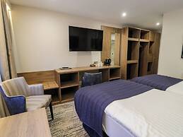 Twin Hotel Room