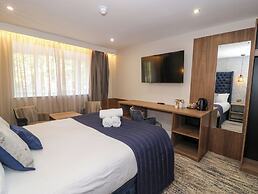 King Hotel Room