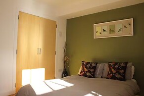 2-bed Seaside Apartment - Sleeps 5 & Free Parking