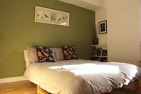 2-bed Seaside Apartment - Sleeps 5 & Free Parking