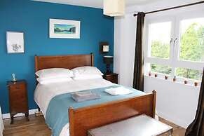 2-bed Seaside Apartment - Sleeps 5 & Free Parking