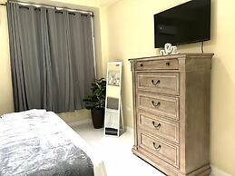Stylish 1-Bed Condo with Views in Harloe