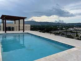 Modern Luxury 1BR Condo in Kingston