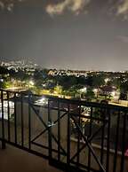 Modern Luxury 1BR Condo in Kingston
