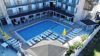 Club Rose Bay Hotel