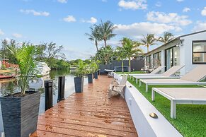 Tropical Waterfront Oasis with Hot Tub Jacuzzi