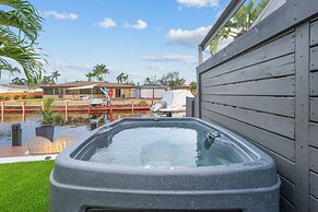 Tropical Waterfront Oasis with Hot Tub Jacuzzi