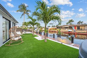 Tropical Waterfront Oasis with Hot Tub Jacuzzi