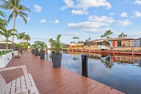 Tropical Waterfront Oasis with Hot Tub Jacuzzi