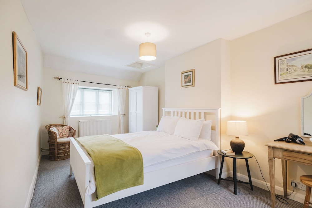 Cozy Cotswolds Retreat in Dursley