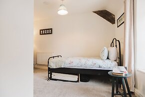 Cozy Cotswolds Retreat in Dursley