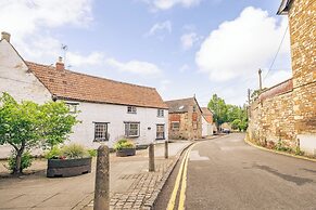 Cozy Cotswolds Retreat in Dursley