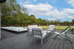 Paddock Lodges Executive 4 Bed Villa