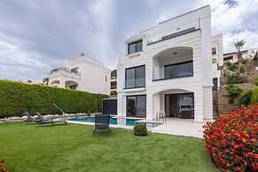 Stunning Villa With Private Pool and Luxuriest Views