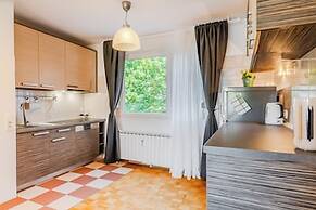 The Green Corner Apartment With Balcony