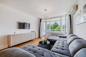 The Green Corner Apartment With Balcony
