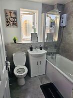 Stylish 3 Bed Home Parking City centre
