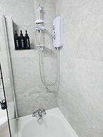 Stylish 3 Bed Home Parking City centre