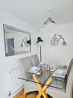 Stylish 3 Bed Home Parking City centre