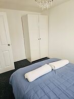 Stylish 3 Bed Home Parking City centre