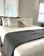 Modern 1BR Condo in Kingston