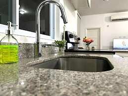 Modern 1BR Condo in Kingston