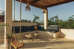 Luxury Jungle Retreat Sleeps 10 Rooftop Pool