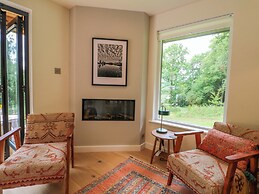 Lakeside Lodge