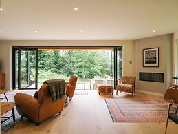 Lakeside Lodge