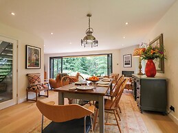 Lakeside Lodge