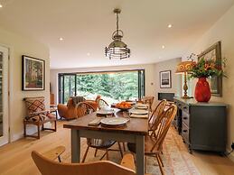 Lakeside Lodge