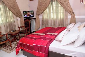 QUEENS GATE HOTEL