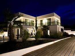Sunset Villa Aves With Pool, Gym and Sauna