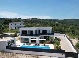 Sunset Villa Aves With Pool, Gym and Sauna
